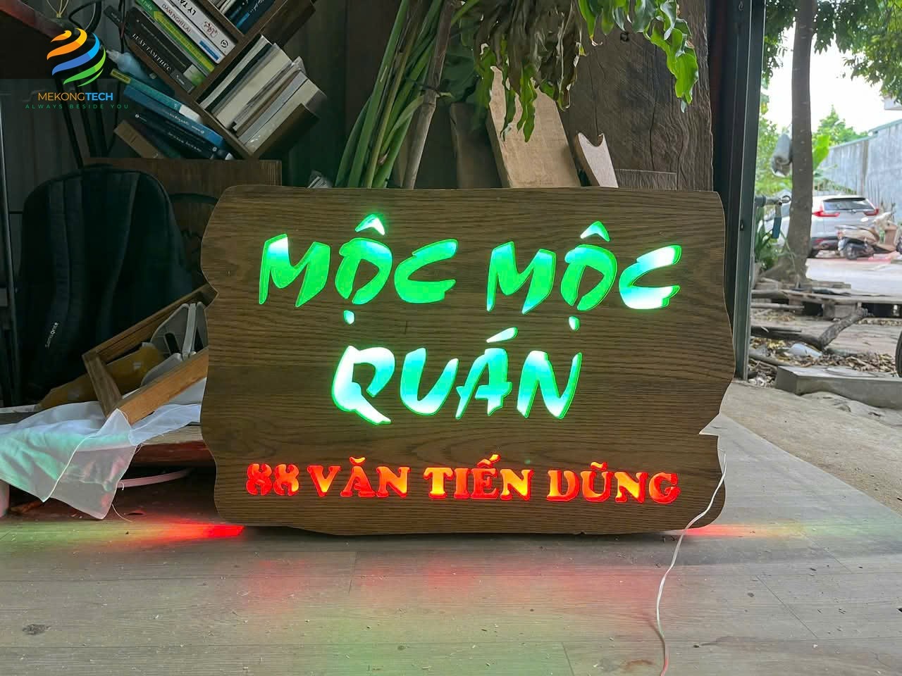 Bảng hiệu gỗ gắn led phát sáng rất đơn giản nhưng vô cùng sang trọng